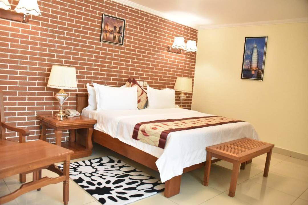 Grand Hotel Aeroport, Douala Ngoại thất bức ảnh